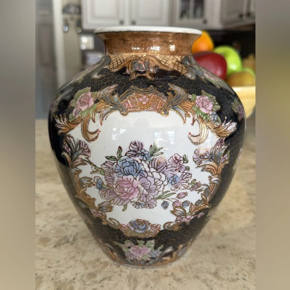 Beautiful decorative Chinese cloisonné-style porcelain vase. G23
